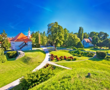 Widok na Szczyrk i okoliczne g&oacute;ry &ndash; Beskidy w pełnej krasie