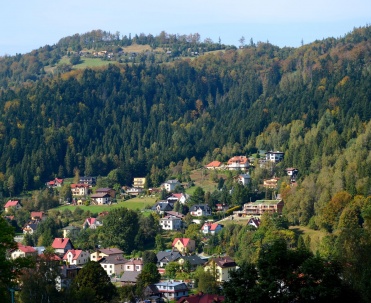 Widok z drona na Szczyrk latem &ndash; dolina i otaczające g&oacute;ry