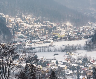 Zimowa panorama miasta &ndash; ośnieżone dachy Szczyrku